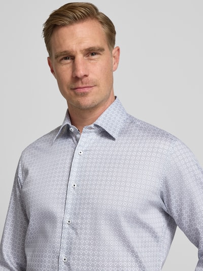 Männermodel trägt Regular fit Business Hemd aus Baumwolle mit Kentkragen von Eterna, feines Muster, Knopfleiste, Nahaufnahme Oberkörper. Rückenlänge 80 cm, Schulterbreite 47 cm, Ärmellänge 65 cm bei Größe 40.