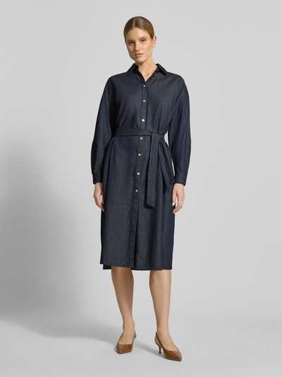 Frauenmodel trägt Hemdblusenkleid in Denim-Optik mit Bindegürtel von ARMANI EXCHANGE, reine Baumwolle, gerade Form, Midilänge, Ganzkörperansicht von vorne.