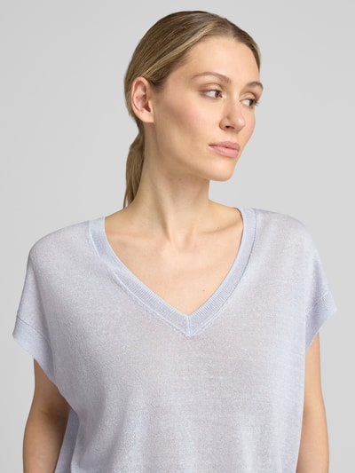 Vrouwenmodel draagt Strickshirt aus Leinen-Mix mit V-Ausschnitt van comma, dames, relaxed fit, V-hals, kapmouwen, mix van linnen en viscose, ruglengte maat S 56 cm, mouwlengte maat S 10 cm, lichte lila tint, fijne textuur, nahaufnahme bovenlichaam
