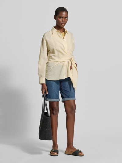 Frauenmodel trägt Jeansshorts mit Umschlag Modell 'Italy' von Buena Vista, blauer Baumwoll-Mix, Straight Fit, Eingrifftaschen, Ganzkörperansicht von vorne.
