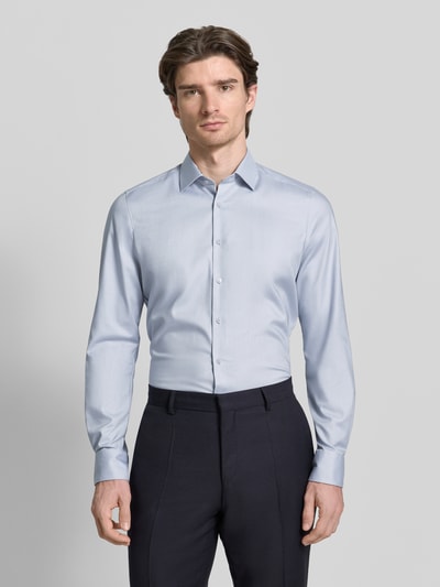 Männermodel trägt Slim Fit Business Hemd aus Baumwolle mit Kentkragen von OLYMP Level Five in Hellblau, glatte Textur, Ganzkörperansicht von vorne. Baumwoll-Elasthan-Mix, Knopfleiste, Rückenlänge 81 cm, Schulterbreite 42 cm, Ärmellänge 67 cm.