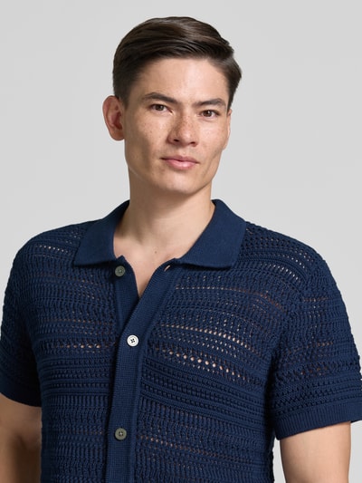 Männermodel trägt Modern Fit Freizeithemd in Strick-Optik mit Knopfleiste von Jack & Jones Premium, Marineblau, reine gewachste Baumwolle, Kentkragen, Nahaufnahme Oberkörper.