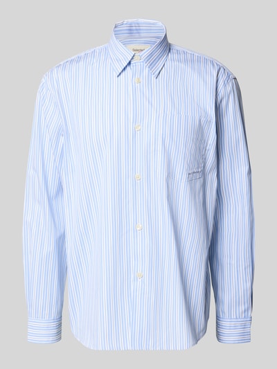Produktfoto, Relaxed Fit Freizeithemd aus reiner Baumwolle Modell 'HOTEL AMOUR' von SELECTED HOMME, Optik: Allover-Muster, hellblaue und weiße Streifen, glatte Textur, Kentkragen, durchgehende Knopfleiste, Langarm, 1-Knopf-Manschette, Rückenpasse mit Locker Loop, reine Baumwolle