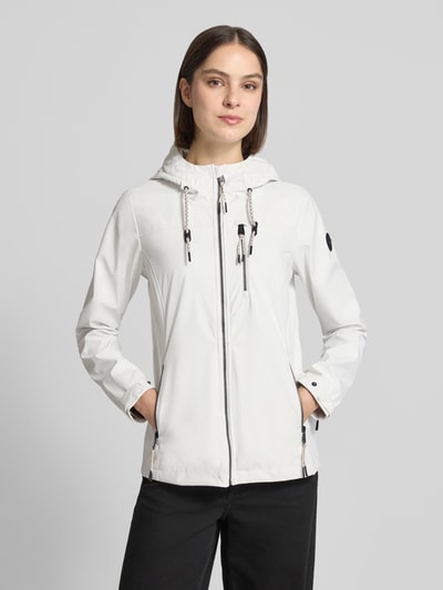 Kobiece model nosi kurtkę z kapturem i zamkiem błyskawicznym, białą, model 'GS111' od G.I.G.A. DX, krój slim fit, wodoszczelność 10.000 mm, kieszenie zapinane na zamek błyskawiczny, długość tyłu w rozmiarze 36: 69 cm, szerokość ramion w rozmiarze 36: 39 cm, szerokość w rozmiarze 36: 44 cm, długość rękawów w rozmiarze 36: 65 cm, zdjęcie front całej sylwetki.