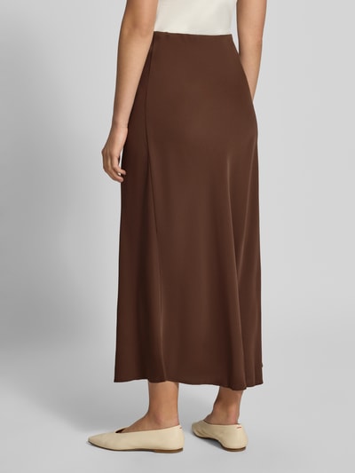 Frauenmodel trägt Ausgestellter Maxi-Rock mit elastischem Bund Modell 'FRANAN' von PIECES in Braun, fließender Stoff, Ganzkörperansicht Rückansicht, Damen Maxi-Rock von PIECES.