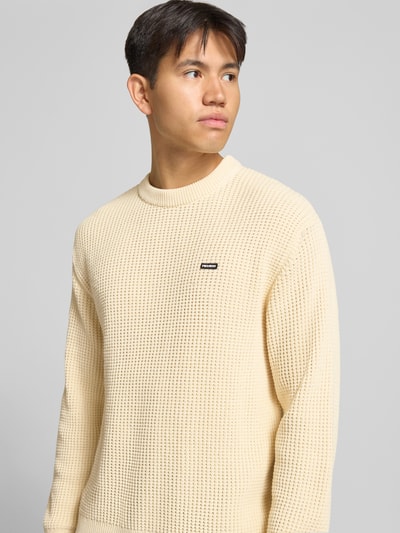 REVIEW Regular Fit Strickpullover aus Baumwoll-Mix mit Label-Patch Ecru 3