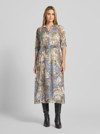 Frauenmodel trägt Midikleid mit Allover-Paisley-Print von comma, taillierte Passform, Tunika-Ausschnitt, Knopfleiste, Ganzkörperansicht von vorne.