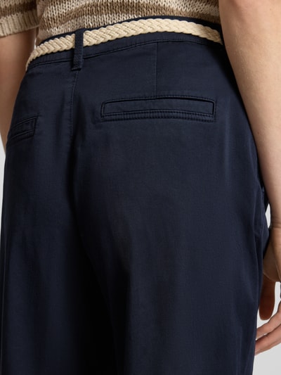 Frauenmodel trägt Regular Fit Chino aus Baumwoll-Mix von s.Oliver RED LABEL, Optik: Unifarben, Twill Materialverarbeitung, Detailaufnahme Rückansicht.