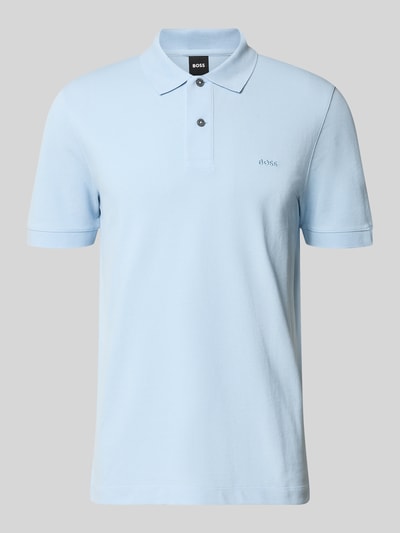 Produktfoto, hellblaues Regular Fit Poloshirt aus reiner Baumwolle Modell 'PALLAS' von BOSS mit Polokragen, kurzer Knopfleiste, gerippten Abschlüssen und Label Stitching, piqué Textur, unifarbene Optik