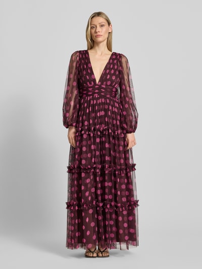 Frauenmodel trägt Maxikleid mit tiefem V-Ausschnitt von LACE & BEADS aus Mesh im A-Linie Stufen-Look mit Taillenband, Brustweite 37 cm, Rückenlänge 119 cm, Ärmellänge 66 cm, transparentes Material mit pinken Punkten, Ganzkörperansicht von vorne.