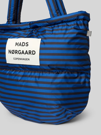 Produktfoto, Handtasche mit Steppnähten und Label-Detail von MADS NØRGAARD in Blau mit schwarzen Streifen, glatte textilartige Oberfläche, Allover-Look
