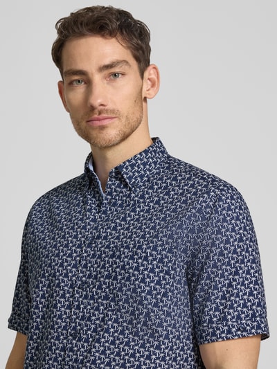 Männermodel trägt Regular Fit Freizeithemd mit Button-Down-Kragen von Christian Berg Men, Reine Baumwolle, Allover-Look, Nahaufnahme Oberkörper.