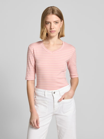 Frauenmodel trägt Longsleeve mit 3/4-Arm und V-Ausschnitt von Christian Berg Woman im rosa-weiß gestreiften Baumwoll-Mix, Straight Fit, Nahaufnahme Oberkörper.