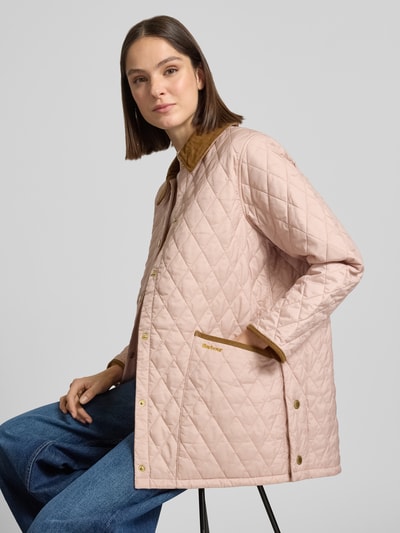 Vrouwenmodel draagt Regular Fit gewatteerd jack met platte kraag model 'LIDDESDALE' van Barbour, look: effen, drukknoopsluiting, applicatie met labelstitching, lange mouw, functie: waterafstotend, nahaufnahme bovenlichaam.