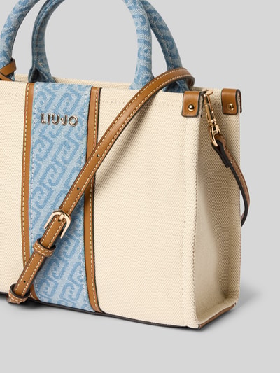 Produktfoto, Handtasche mit Label-Applikation Modell 'RIDHI' von Liu Jo White aus beiger Baumwolle mit blauem Dekor, Reißverschluss, Tragehenkel und Schulterriemen, strukturierte Oberfläche, Maße 25x20x10 cm, dezente Details.