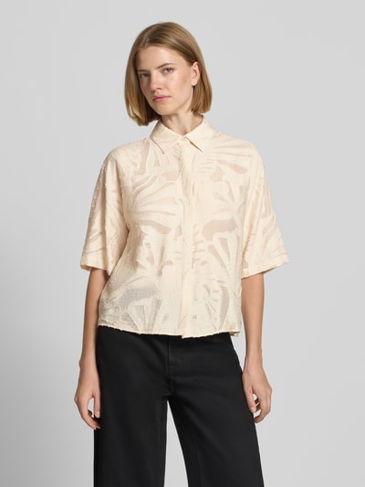 Frauenmodel trägt Regular Fit Bluse aus Viskose-Mix Modell 'Zlowera' von someday, beige mit Allover-Look, Ganzkörperansicht von vorne.