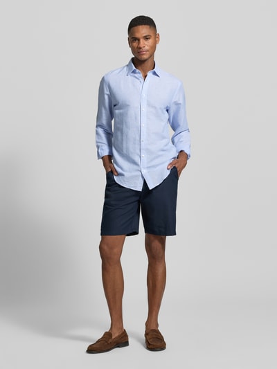 Männermodel trägt Slim Fit Business-Hemd aus leinen-mix van Jake*s, lichtblauw, kentkraag, knoopsluiting, met lange mouwen, ruglengte maat M 69 cm, schouderbreedte 46 cm, mouwlengte 64 cm, ganzlichaamsaanzicht van voren.