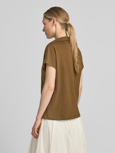 Frauenmodel trägt Regular Fit Poloshirt aus reiner Baumwolle von s.Oliver RED LABEL in Braun, strukturierte Oberfläche, Ganzkörperansicht Rückansicht.