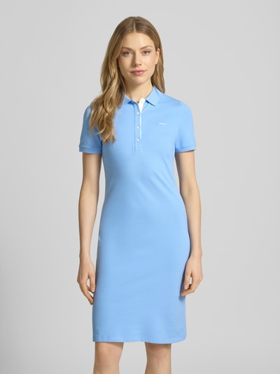 Frauenmodel trägt Knielanges Polokleid mit Label-Stitching von Gant in Hellblau aus Baumwoll-Elasthan-Mix, Gerader-Schnitt, Knopfleiste, Knielänge, Ganzkörperansicht von vorne. Brustweite 41 cm, Ärmellänge 20 cm, Rückenlänge 95 cm bei Größe S.