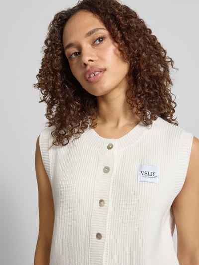 Vrouwenmodel draagt Regular Fit mouwloos vest uit viscosemix model 'MILLA' van VILLA SOPHIE, look: effen, ribtricot, knoopsluiting, labelpatch, ronde hals, rompzoom geribd. Nahaufnahme bovenlichaam.
