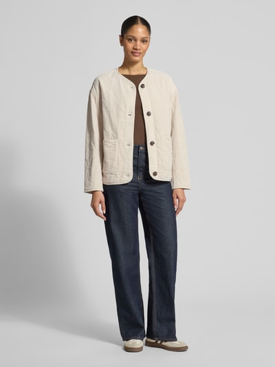 Vrouwenmodel draagt Jacke mit aufgesetzten Taschen van camel active, katoenmix, recht pasvorm, ronde hals, corduroy, ganzkörperaanzicht van voren.