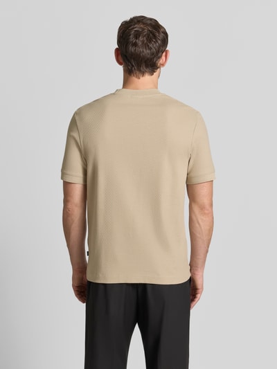 Männermodel trägt Regular Fit T-Shirt mit Strukturmuster Modell 'Tangur' von JOOP!, beige, reine Baumwolle, Ganzkörperansicht Rückansicht.