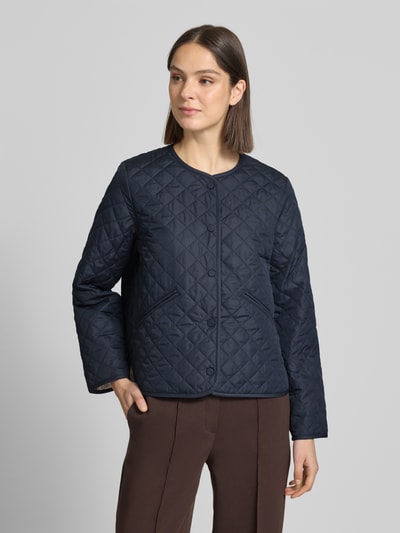 Vrouwenmodel draagt Regular Fit gewatteerd jack met labelstitching model 'CASHEL' van Barbolur, look: effen, drukknoopsluiting, lange mouw, applicatie met labelstitching, regular fit pasvorm, voorkant, opname: bovenlichaam.