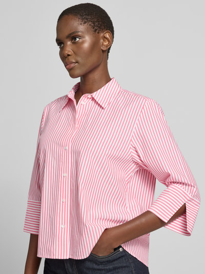 Frauenmodel trägt Regular Fit Hemdbluse aus Lyocell-Baumwoll-Mix von Tom Tailor in Rosa mit weißen Streifen, Popeline, einreihige Knopfleiste, Kimonoärmel, Hemdkragen, Nahaufnahme Oberkörper.