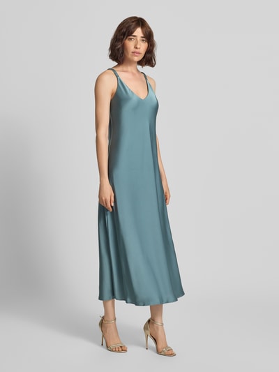 Frauenmodel trägt Cocktailkleid aus Satin mit V-Ausschnitt von Vera Mont, A-Linie, Midikleid in Türkis, Ganzkörperansicht von vorne.