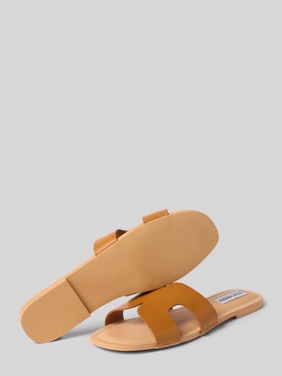 Produktfoto, Slipper aus Echtleder Modell 'Zarnia' von Steve Madden in Braun, glatte Sohle, abgerundete Passform, offene Ferse, Absatzhöhe 1 cm.