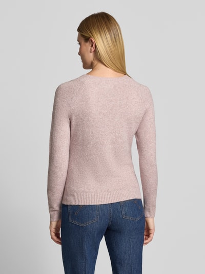 Frauenmodel trägt Regular Fit Pullover mit Rundhalsausschnitt Modell 'DOFFY' von VERO MODA in zartem Rosa, Ganzkörperansicht Rückansicht.