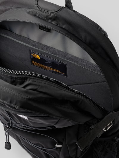 Produktfoto, Rucksack mit Logo-Stitching Modell 'BOREALIS' von The North Face, schwarzes Nylon, geteiltes Hauptfach mit Reißverschluss, Detailaufnahme