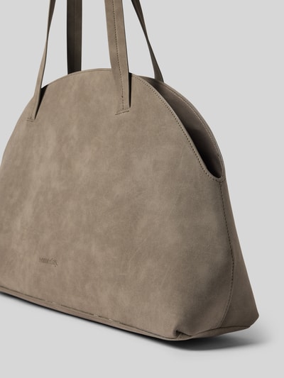 Produktfoto, Handtasche mit Logo-Prägung Modell 'Balour' von Someday in Taupe mit glatter Textur, Hauptfach offen, Reißverschlussfach innen, Maße Breite 45 cm, Länge 30 cm, Tiefe 12 cm, Schulterriemen 65 cm