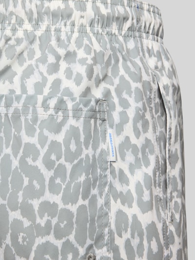 Produktfoto, Regular Fit Badeshorts mit Allover-Animal-Print Modell 'Maui' von Jack & Jones, hellgrau mit weißem Muster, elastischer Bund mit Tunnelzug, glatte Textur, Herren Badeshorts