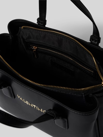 Produktfoto, Handtasche in Leder-Optik Modell 'Clio' von VALENTINO BAGS mit Logo, Hauptfach mit Reißverschluss, schwarze glatte Textur