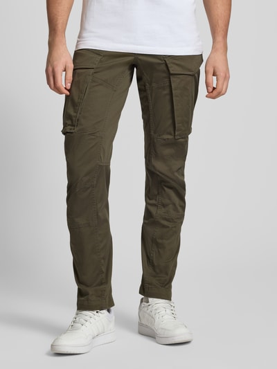Mężczyzna nosi Regular Tapered Fit Cargohose mit Reißverschlusstasche od G-Star RAW, oliwkowa, bawełna z elastanem, 5 kieszeni, z przodu pełny widok.