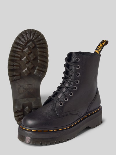 Produktfoto, kozaki ze skóry naturalnej Model 'Jadon' od Dr. Martens, czarne, detal z logo, profilowana podeszwa, wysokość obcasa: 5 cm, wysokość cholewki: 17 cm, szerokość w rozmiarze 40: 11 cm, zaokrąglony czubek, faktura skóry, wytrzymałe szwy, damskie