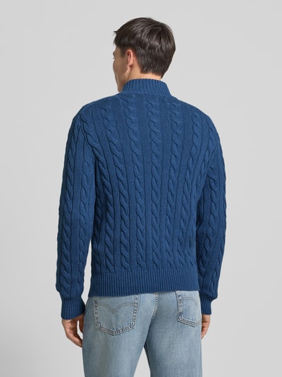 Männermodel trägt Strickpullover mit Label-Stitching von Polo Ralph Lauren in Blau, Reine Baumwolle, Regular-Fit, Stehkragen, Rückenansicht.