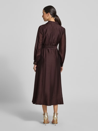 Frauenmodel trägt Abendkleid aus Lyocell-Mix mit Gürtel von Forever New in A-Linie, Maxikleid, dunkler Braunton, Ganzkörperansicht Rückansicht. Damen Abendkleid von Forever New, Lyocell-Mix mit Leinen-Anteil, A-Linie, Maxikleid, Modell 'Evelyn Seam Detail', Knopfleiste, Gürtel, Rückenlänge bei Größe 36: 40 cm, Brustweite bei Größe 36: 44 cm, Ärmellänge bei Größe 36: 63 cm.