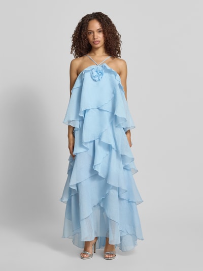 Frauenmodel trägt Maxikleid mit 3D-Rüschendetails Modell 'DELILAH' von Vero Moda, unifarbenes Hellblau, Neckholder, Ganzkörperansicht von vorne.