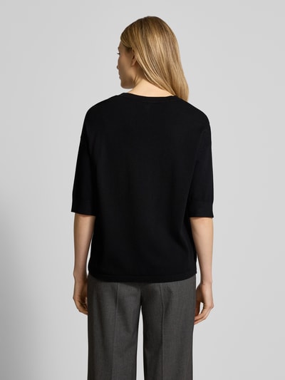 Frauenmodel trägt Regular Fit T-Shirt aus Viskose-Mix Modell 'Morla' von B.Young, schwarz, feine Textur, Ganzkörperansicht Rückansicht, Damen T-Shirt mit Rundhalsausschnitt, 7/8-Arm, Rückenlänge 57 cm, Ärmellänge 23 cm.