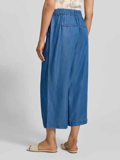 Frauenmodel trägt Hose aus Lyocell mit Eingrifftaschen Modell 'KOSMO' von B.Young, blau, weites Bein, Ganzkörperansicht Rückansicht. Damen Hose, reine Lyocell, Eingrifftaschen, Bundweite bei Größe 36: 38 cm, Innenbeinlänge bei Größe 36: 62 cm.