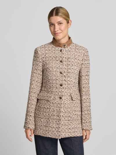 Frauenmodel trägt Longblazer mit Woll-Anteil von White Label in Bouclé-Optik, beige-braune Töne, Stehkragen, Ganzkörperansicht von vorne.