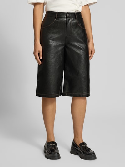 Vrouwenmodel draagt Shorts in Leder-Optik Model 'SILJE' van Topshop, Materiaalmix met viscose, regular fit, zwarte kleur, vooraanzicht, KI-modified