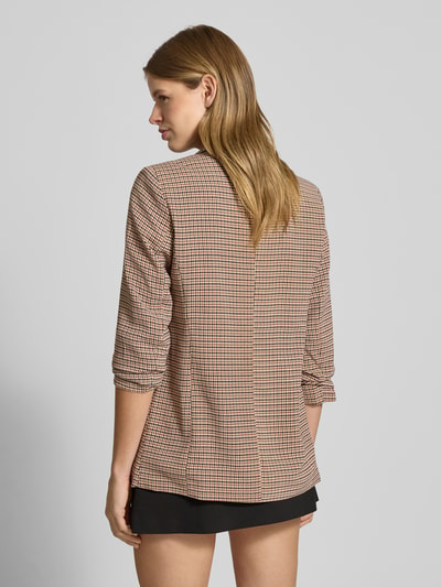 Kobiece model prezentuje Regular Fit Longblazer mit Allover-Muster Model 'BOSELLA' von Pieces, efekt: wzór na całej powierzchni, kołnierz z połami, poduszki na ramionach, rękaw o dł. 3/4, tkana faktura, widok całej sylwetki od tyłu.