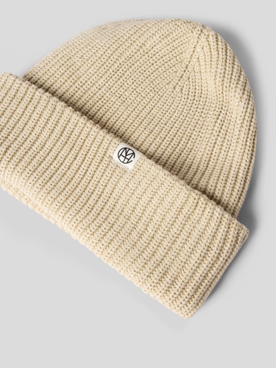 Produktfoto, beige Strick-Optik, breiter Umschlag mit Label-Patch, Mütze aus Viskose-Mix Modell 'GALINE RACHELLE ICON' von MSCH Copenhagen.