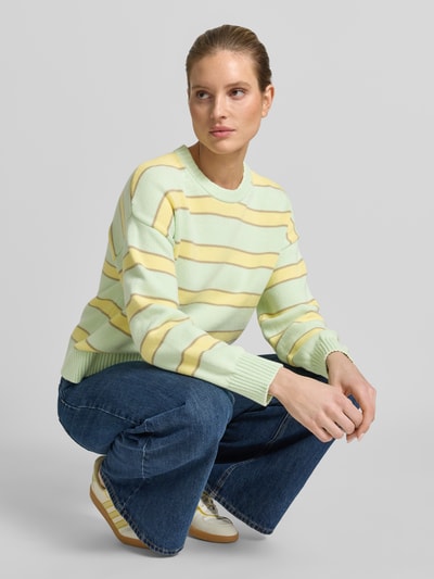 Kobiece modelka nosi sweter z dzianiny z okrągłym dekoltem od GAP, bawełna, krój regular fit, wzór na całej powierzchni, całe ciało z przodu