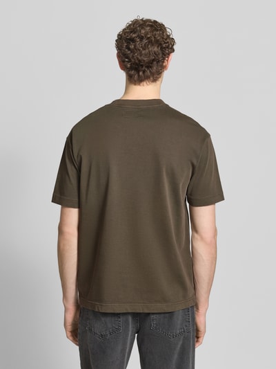 Männermodel trägt Relaxed Fit T-Shirt aus reiner Baumwolle von Marc O'Polo, Optik: Unifarben, Passform: Relaxed-Fit, Label-Patch, Rundhals, Ärmelform: Kurzarm, Materialverarbeitung: Jersey, reine Baumwolle, Ganzkörperansicht Rückansicht.