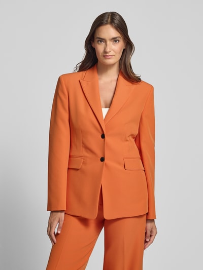 Kobieta nosi Regular Fit Longblazer mit 1-Knopf-Verschluss Modell 'ASMALLA-1' od HUGO w intensywnym pomarańczowym kolorze, gładka tekstura, Ganzkörperansicht von vorne.
