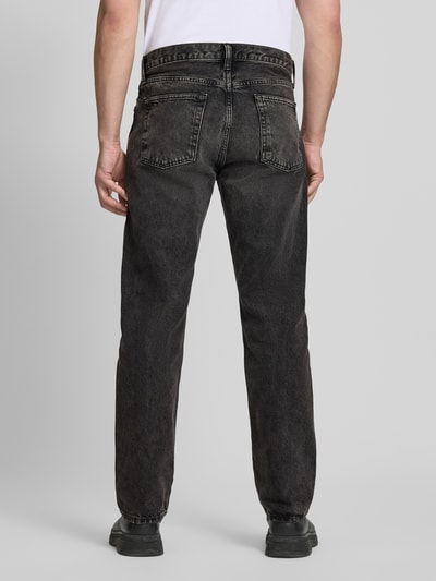Männermodel trägt Relaxed Straight Fit Jeans im Used-Look von GAP in Schwarz mit Eingrifftaschen aus Reine Baumwolle, Ganzkörperansicht Rückansicht.